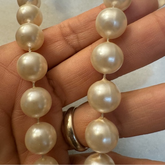 Beautiful Faux Pearl Vintage Necklace Hand-knotted Beaded - Picture 4 of 6